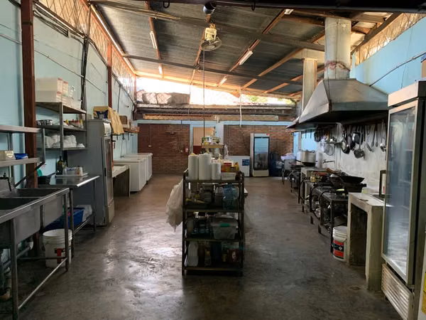 KW - Venta, local comercial en Los Robles
