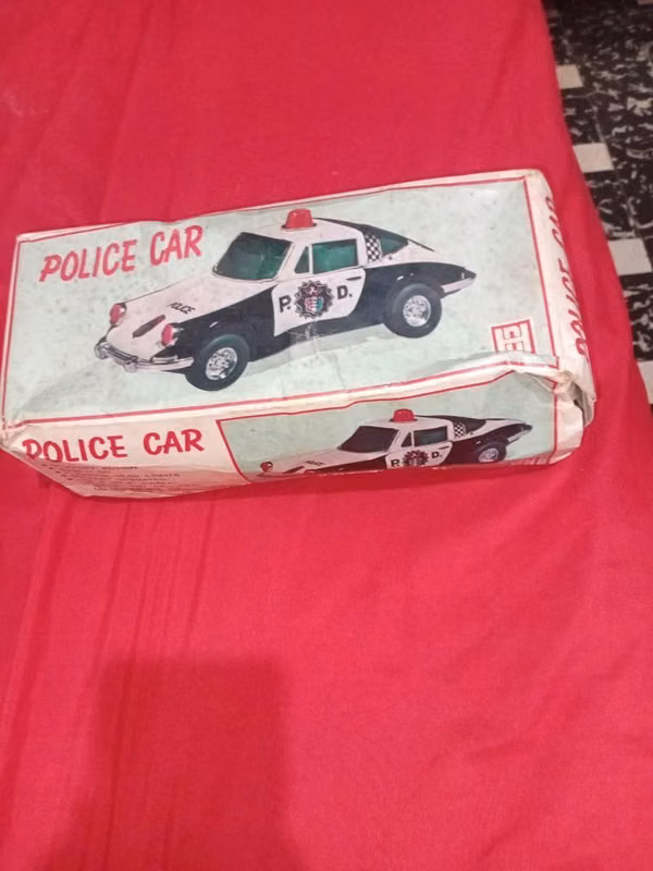 CARRO DE POLICIA DE COLECCION 50 AÑOS DE FABRICADO PERFECTO. ESTADO A BATERIAS