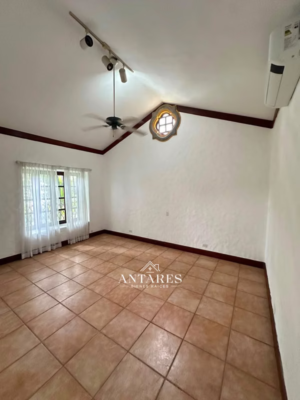 Venta o Renta de Bella Mansión en Las Colinas