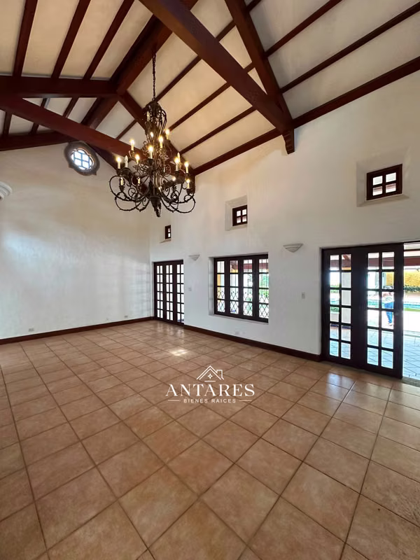 Venta o Renta de Bella Mansión en Las Colinas