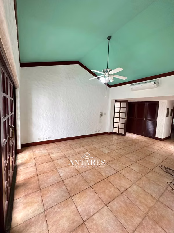 Venta o Renta de Bella Mansión en Las Colinas