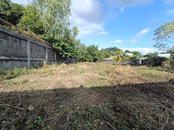 LAS COLINAS  | VENTA DE TERRENO PERIMETRADO CON MURO DE PIEDRA CANTERA – US$180,000