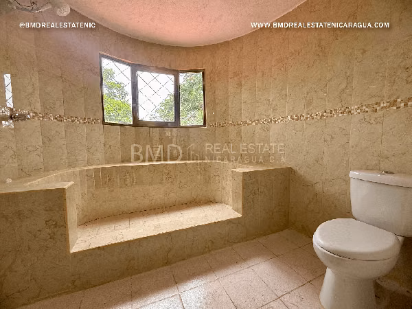 Compra esta hermosa y amplia propiedad en Villa Fontana Sur BG