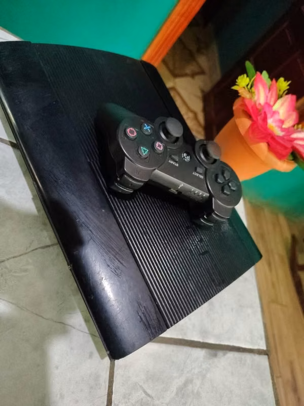 Vendo o cambio PS3 súper Slim 250 GB