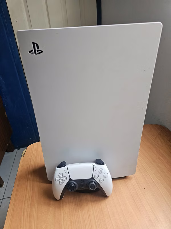 PS5 con lectora + 2 juegos físicos — $450