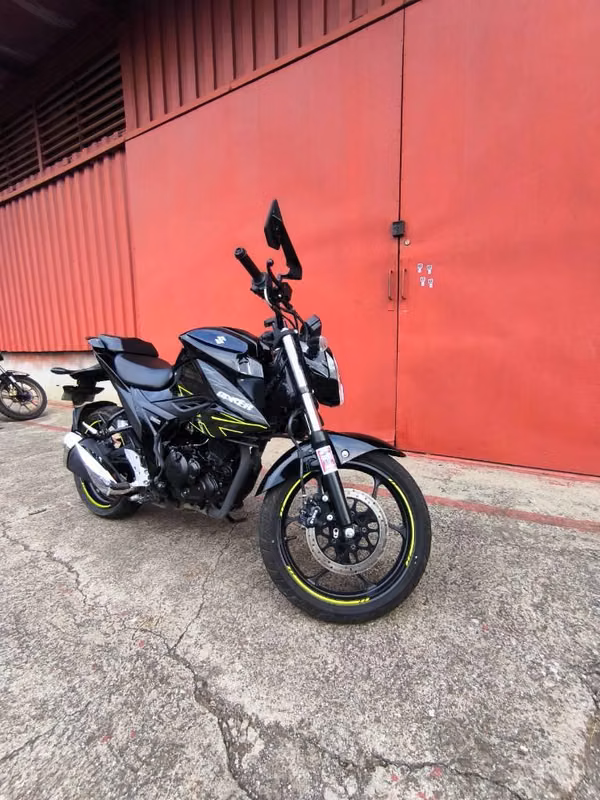 Suzuki Gixxer 160 carburada año 2026
