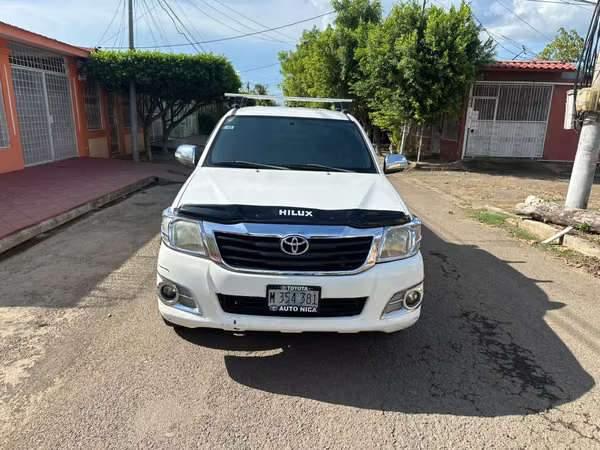 HILUX  BAJA  4*2  --  AÑO :::: 2014