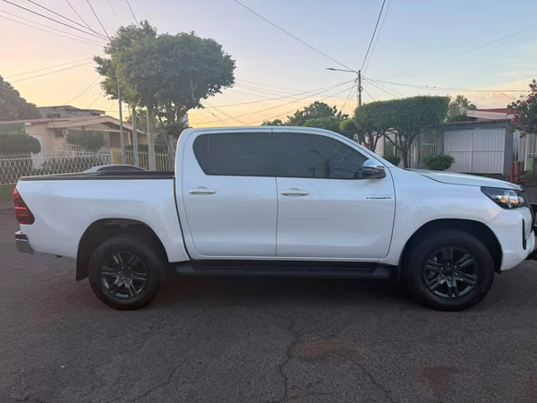 Toyota Hilux 2025 automatica version intermedia