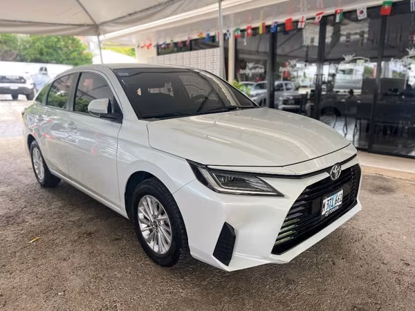 TOYOTA YARIS AÑO 2023
