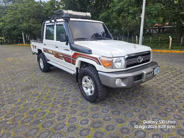 Vendo linda Toyota land crusier doble cabina 4x4 version full 2021