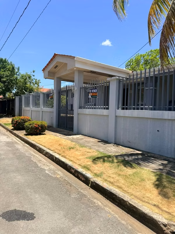 Casa Moderna en Condominio Privado con Acabados Premium y Amplios Espacios