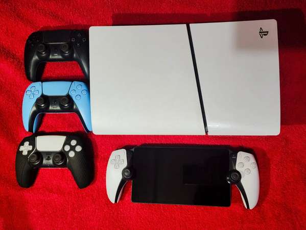 Playstation Combo 5 Slim 825 GB digital.