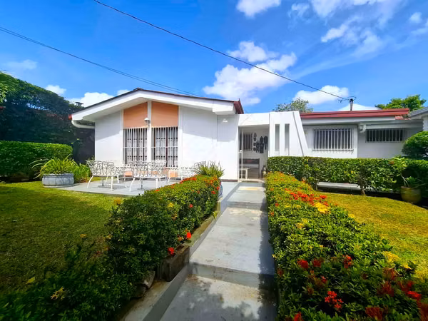 Sale, beautiful country style house in Santo Domingo.