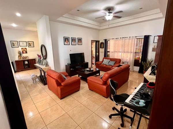 Sale of House in Carretera Vieja a León