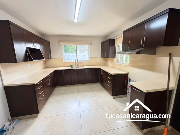 SE RENTA CASA CON PISCINA EN LAS COLINAS, MANAGUA