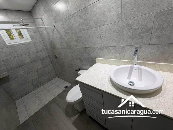 SE RENTA CASA CON PISCINA EN LAS COLINAS, MANAGUA