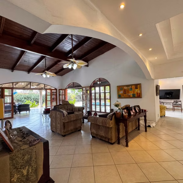 YA-House for Sale in Las Colinas, Managua with Pool - 124; 1,811 m ² Land