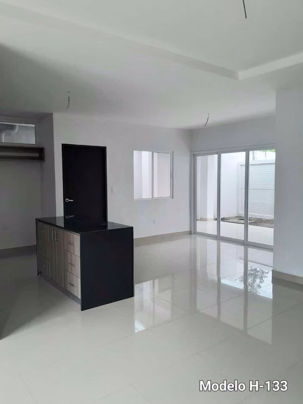 Renta moderna casa cerca de las colinas 