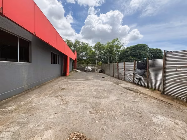 FP- Local commercial rent on the main avenue of the oaks