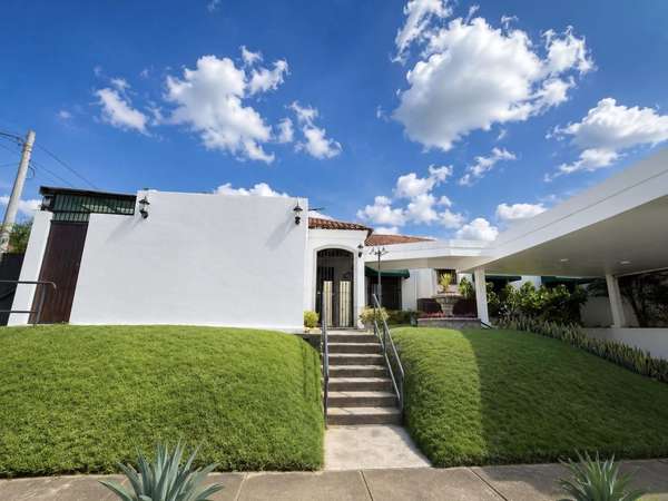 MODERN 1 FLOOR HOUSE WITH OWN POOL - THE SUMMITS