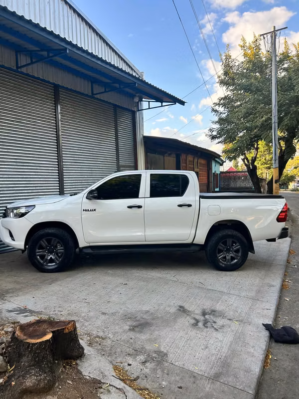 VENTA HILUX EXCELENTES CONDICIONES 
