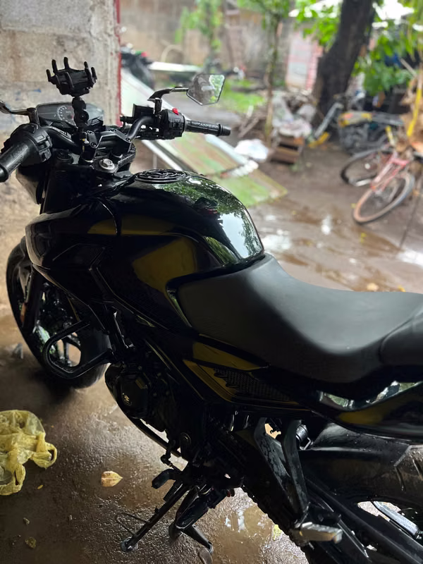 Se vende pulsar n250 2023 Fi l se cambia por carro moto en perfectas condiciones nítidas sin detalles 