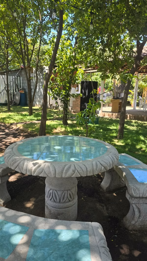 Escultura Sequeira ofrece mesas bancas de cemento para su hogar 