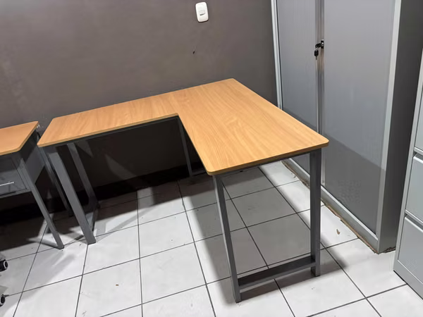 Desks in L colors and models available
