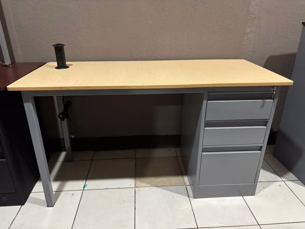 Escritorio con gavetas metálicas y regleta retráctil con toma y usb