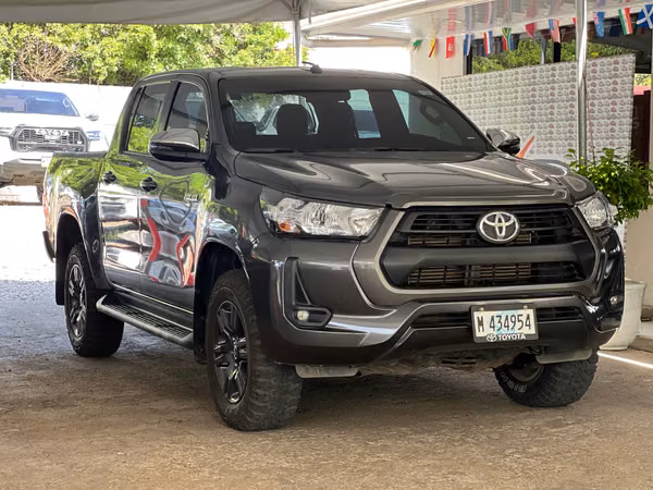 TOYOTA HILUX SR YEAR 2025