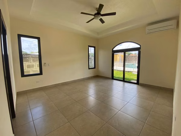 Casa Grande en Renta con Piscina en Las Colinas – Managua
