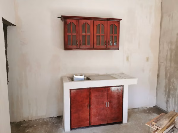 Venta de Casa en Tipitapa / Casa enfrente / Obra gris con potencial 3 cuartos + 1 baño.