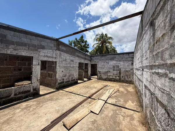 Venta de Casa en Tipitapa / Casa enfrente / Obra gris con potencial 3 cuartos + 1 baño.
