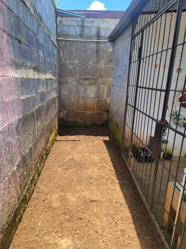 Venta de Casa en Tipitapa / Casa enfrente / Obra gris con potencial 3 cuartos + 1 baño.