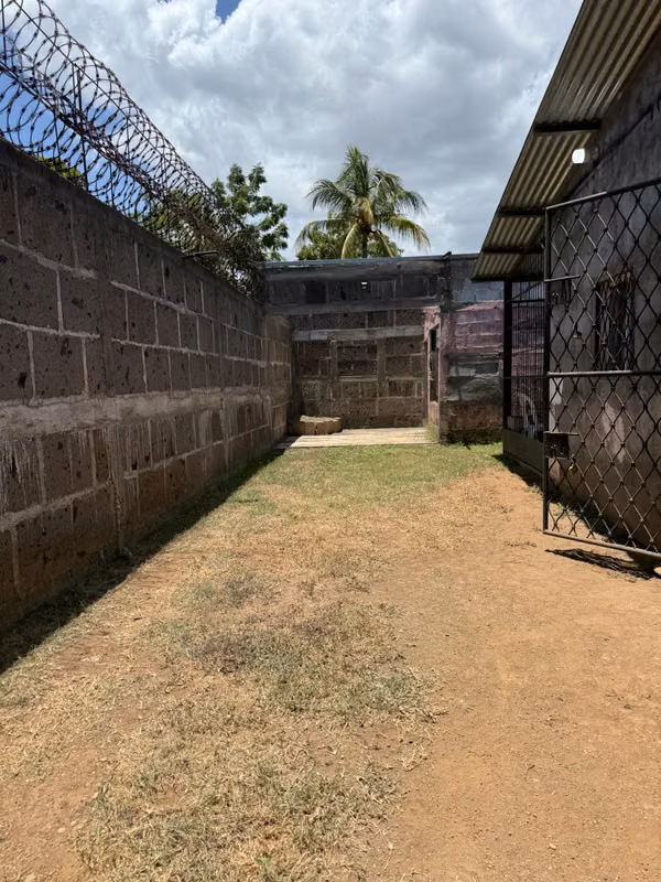 Venta de Casa en Tipitapa / Casa enfrente / Obra gris con potencial 3 cuartos + 1 baño.