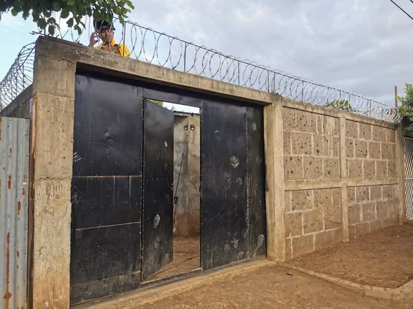 Venta de Casa en Tipitapa / Casa enfrente / Obra gris con potencial 3 cuartos + 1 baño.