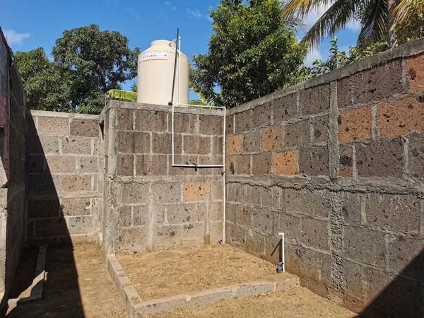 Venta de Casa en Tipitapa / Casa enfrente / Obra gris con potencial 3 cuartos + 1 baño.