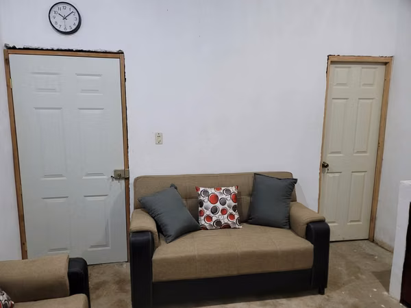 Venta de Casa en Tipitapa / Casa enfrente / Obra gris con potencial 3 cuartos + 1 baño.