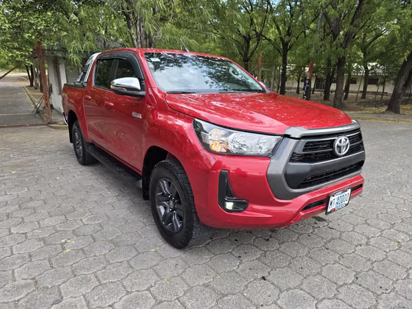 Selling beautiful Toyota hilux revo year 2023 mechanic 4 * 4