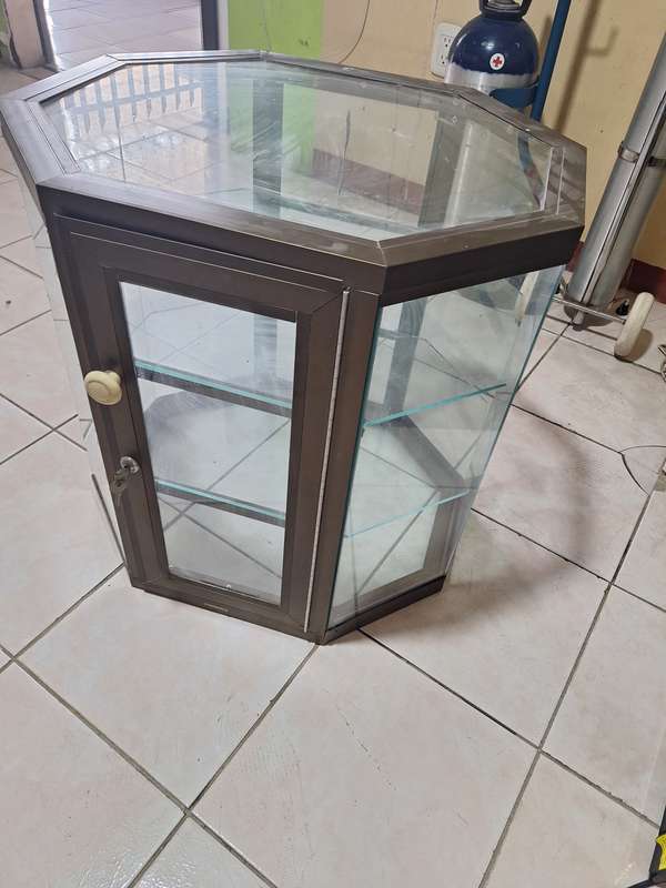 Hexagonal vitrin
