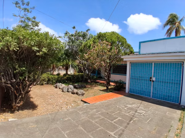 4 bedroom ESPACIOSA house with garage in Granada - 5 minutes from the center