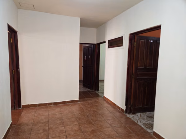 House for Sale in Diriomo, Granada with 4 Rooms, partially renovated