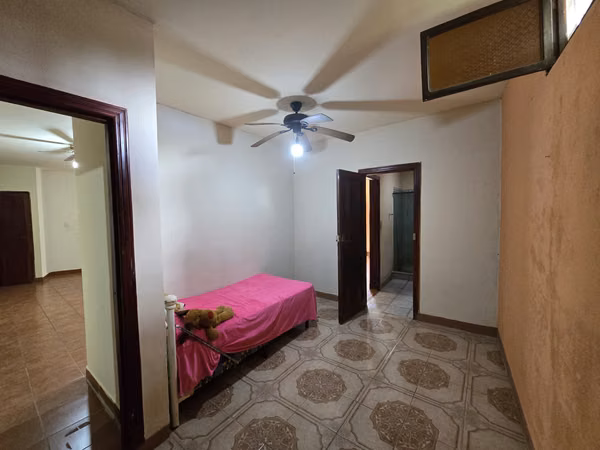 House for Sale in Diriomo, Granada with 4 Rooms, partially renovated