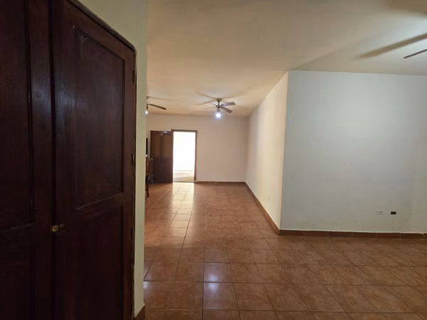 House for Sale in Diriomo, Granada with 4 Rooms, partially renovated