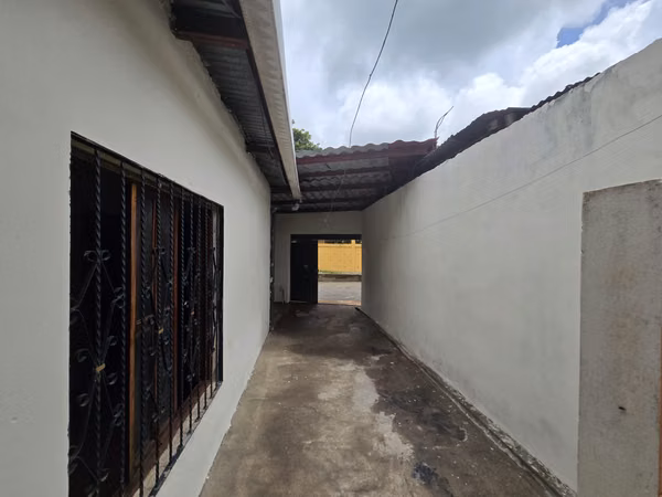 House for Sale in Diriomo, Granada with 4 Rooms, partially renovated