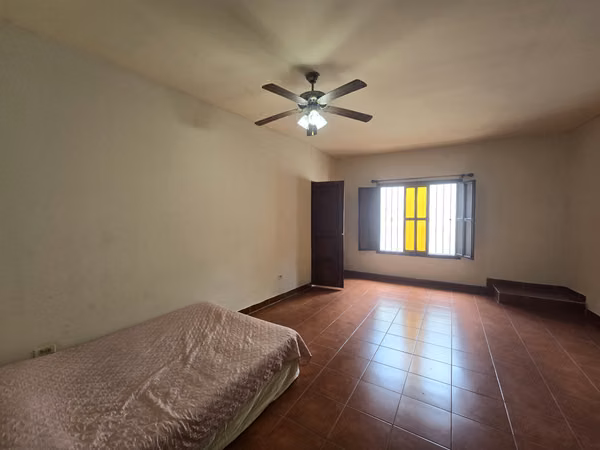 House for Sale in Diriomo, Granada with 4 Rooms, partially renovated