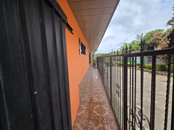 House for Sale in Diriomo, Granada with 4 Rooms, partially renovated