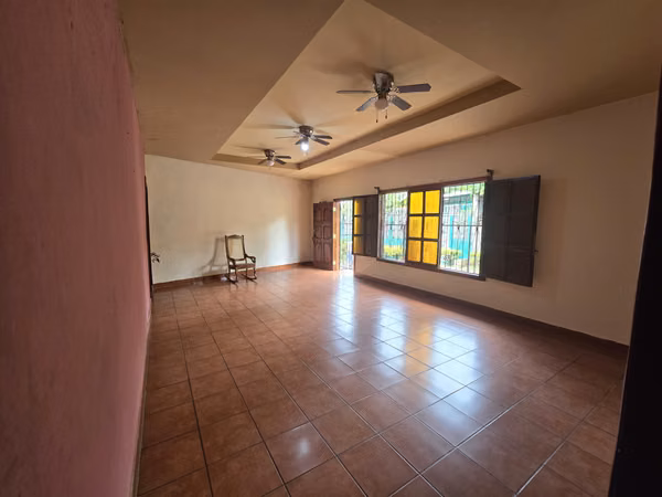House for Sale in Diriomo, Granada with 4 Rooms, partially renovated