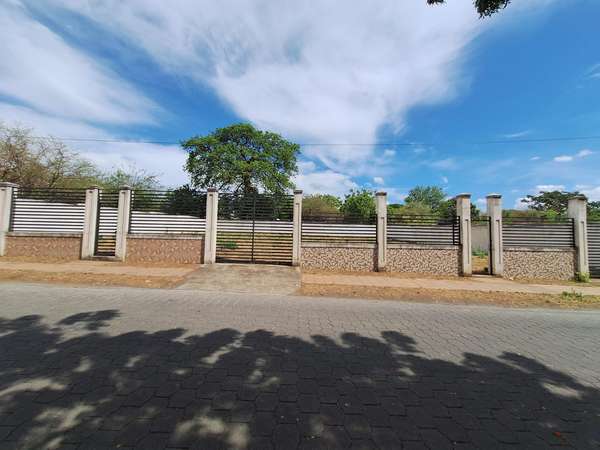 CB - Land with all its perimeter and wide walls