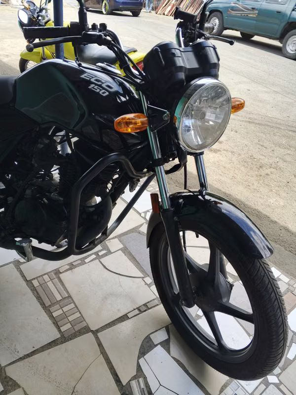 Vendo motocicleta HERO ECO 150 año 2023 muy bien cuidada 
